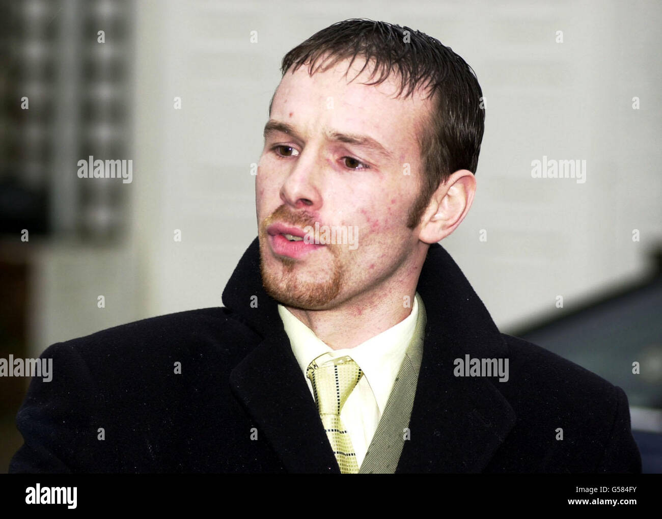 Mark Oliver quittant la cour de la Couronne d'Isleworth. Le collectionneur de déchets a été reconnu coupable de manipuler les vêtements et articles personnels volés de Posh Spice Victoria Beckham. Le jury du tribunal de l'ouest de Londres a mis une heure à trouver Oliver, 20 ans, coupable * de deux chefs d'accusation de manipulation des marchandises, qui comprenaient une serrure des cheveux de bébé Brooklyn et des messages d'amour de son mari David Beckham, superstar du football. La sentence a été ajournée pour des rapports et Oliver a été remis sous caution à la condition qu'il reste chez lui à Stanwell Village, dans l'ouest de Londres. Banque D'Images