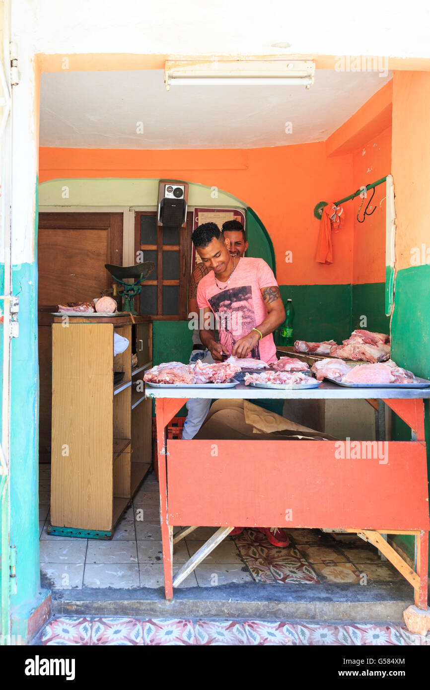 Boucher au travail dans son magasin à La Habana Vieja, La Vieille Havane, Cuba Banque D'Images