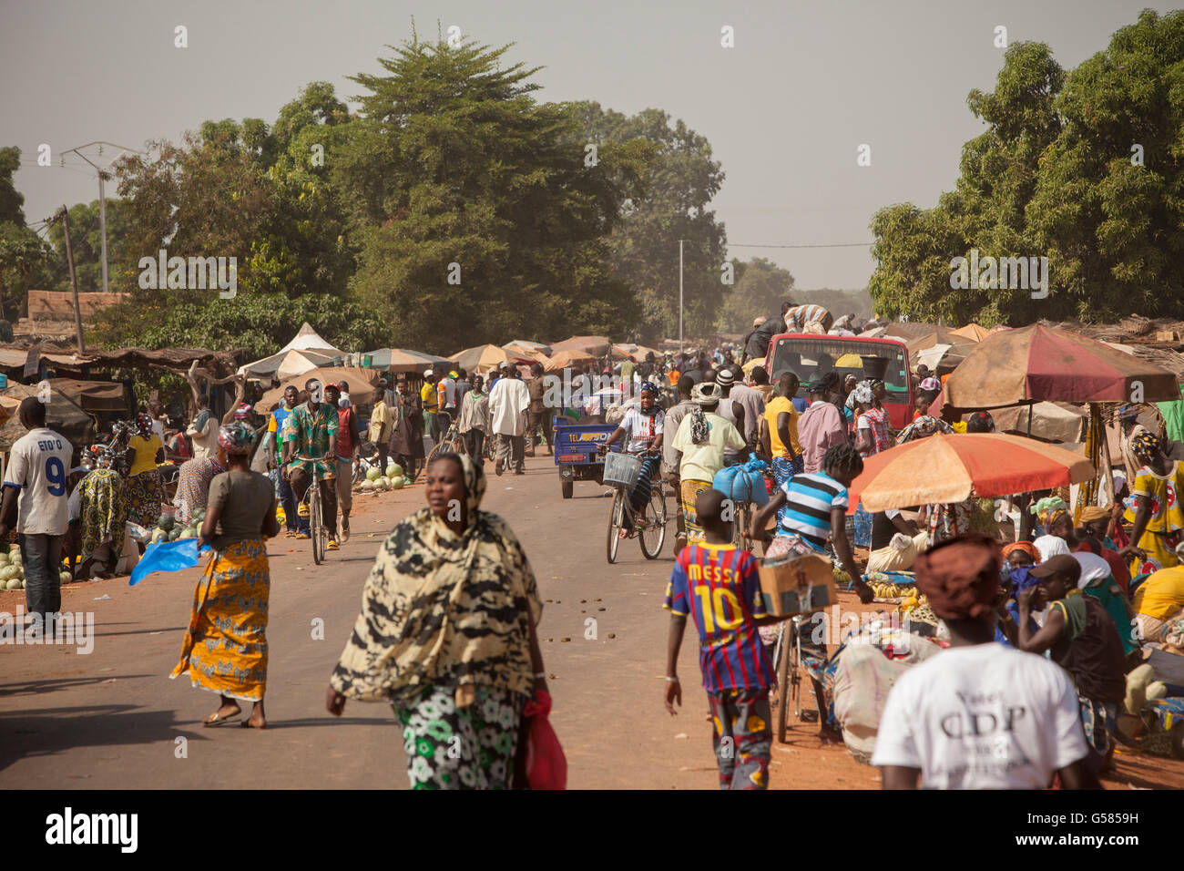 Les gens magasinent dans un marché très fréquenté dans la province Banwa, Burkina Faso. Banque D'Images