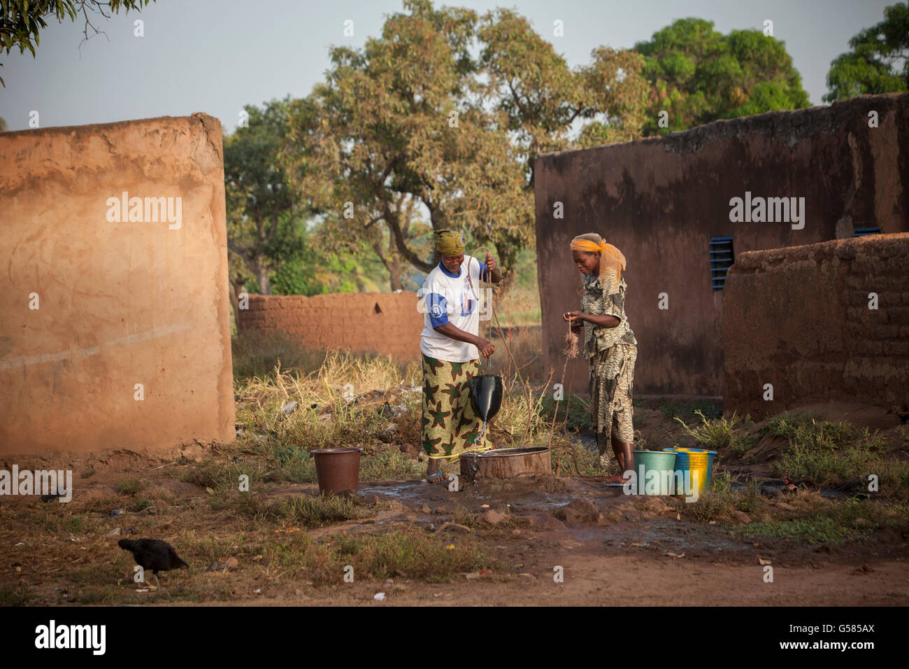 Les femmes de tirer de l'eau d'un puits peu profond dans la région de Bobo Dioulasso, Burkina Faso Ministère. Banque D'Images
