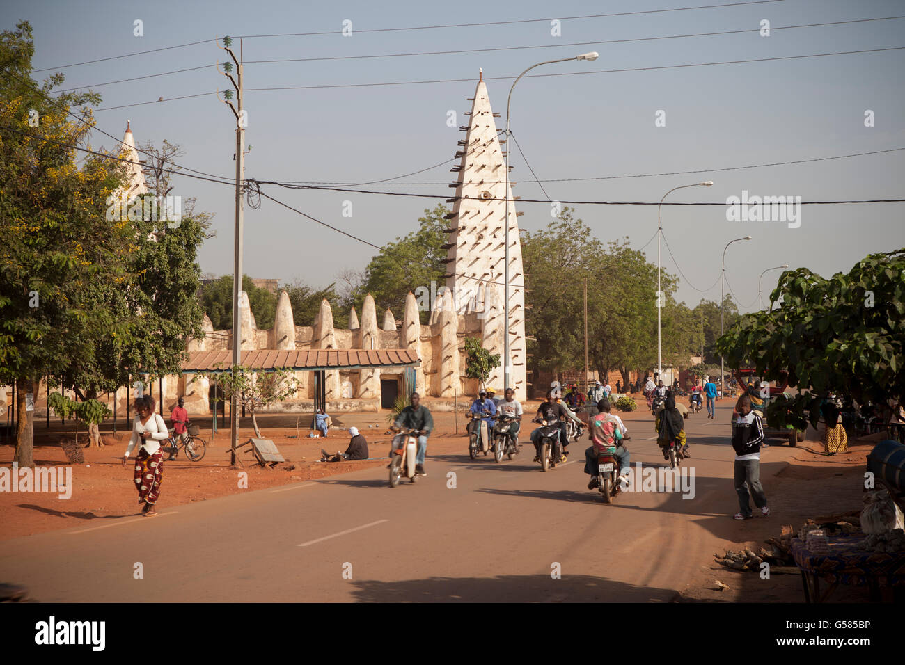 La circulation est passée la Grande Mosquée à Bobo-Dioulasso, Burkina Faso : la deuxième plus grande ville. Banque D'Images