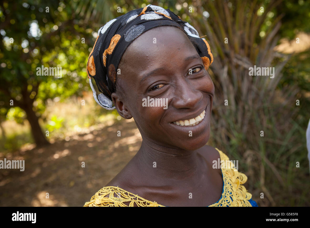 Une femme sourit à Banfora, Burkina Faso. Banque D'Images