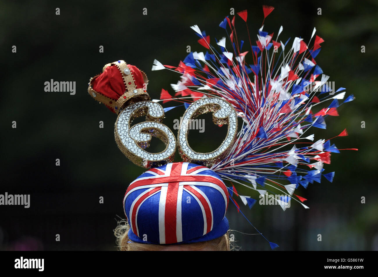 Chapeau à thème jubilé le jour des dames au cours du troisième jour de la réunion de 2012 de l'Ascot à l'hippodrome d'Ascot, Berkshire. Banque D'Images
