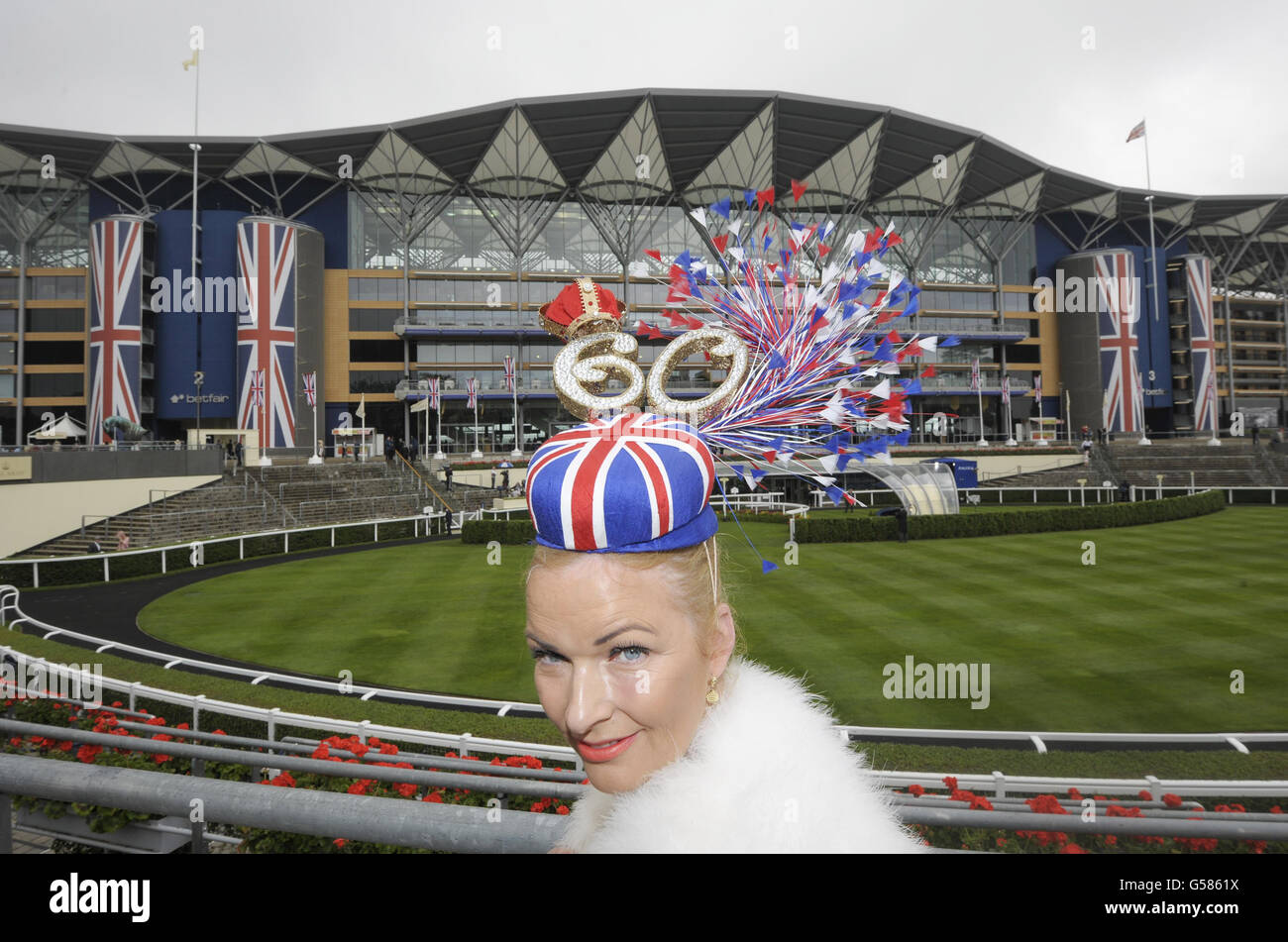 Courses hippiques - Réunion Royal Ascot 2012 - troisième jour - Hippodrome d'Ascot.Un chapeau sur le thème du jubilé est porté le jour des dames pendant la troisième journée de la réunion de 2012 de Royal Ascot à l'hippodrome d'Ascot, Berkshire. Banque D'Images