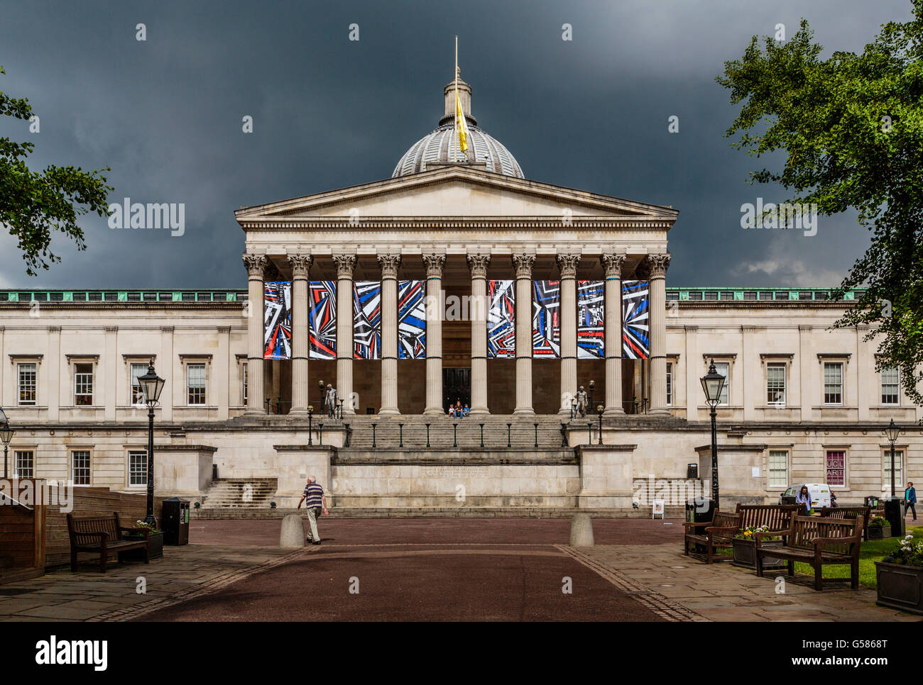 University College London - bâtiment principal -Wilkins / Bâtiment bâtiment Chadwick façade avant, contre un ciel orageux moody London England UK Banque D'Images