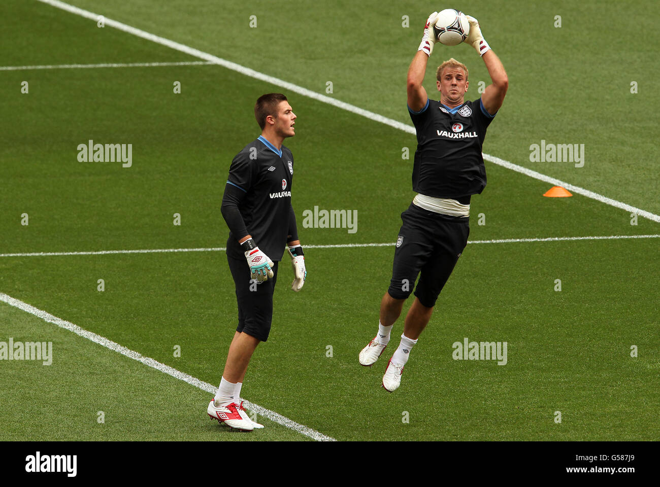 Joe Hart, gardien de but de l'Angleterre (à droite), prend le ballon devant Jack Butland lors d'une séance d'entraînement au stade Wembley, avant le match international amical contre la Belgique Banque D'Images