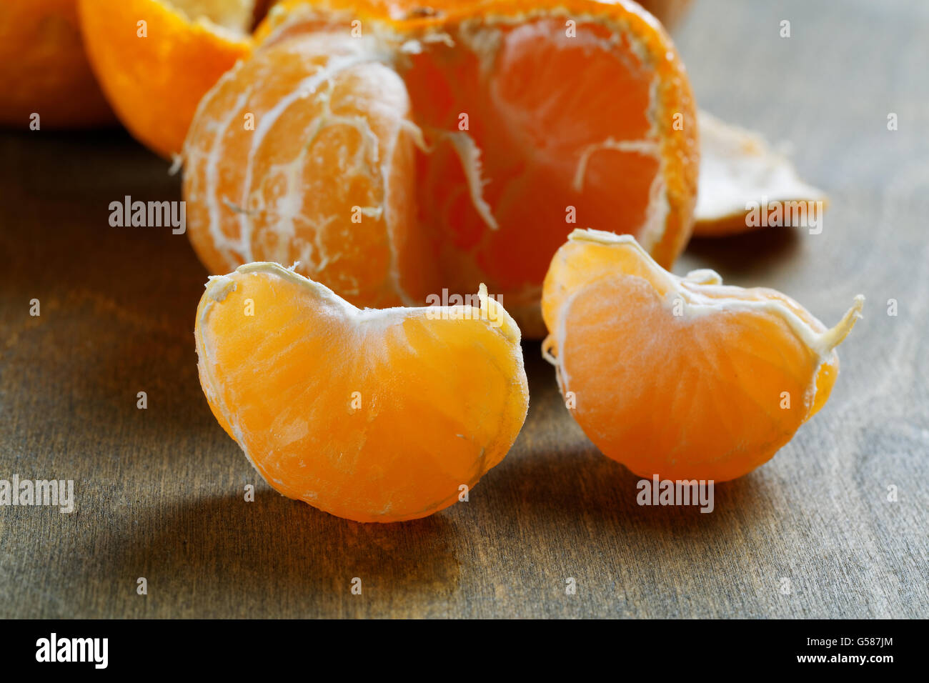 Tangerines pelées avec des tranches sur une table Banque D'Images