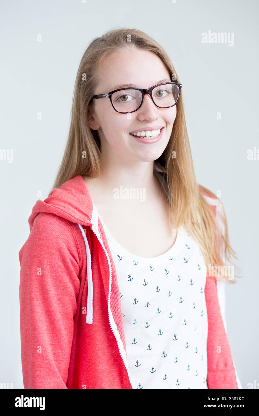 Portrait d'une charmante fille sur fond blanc Banque D'Images