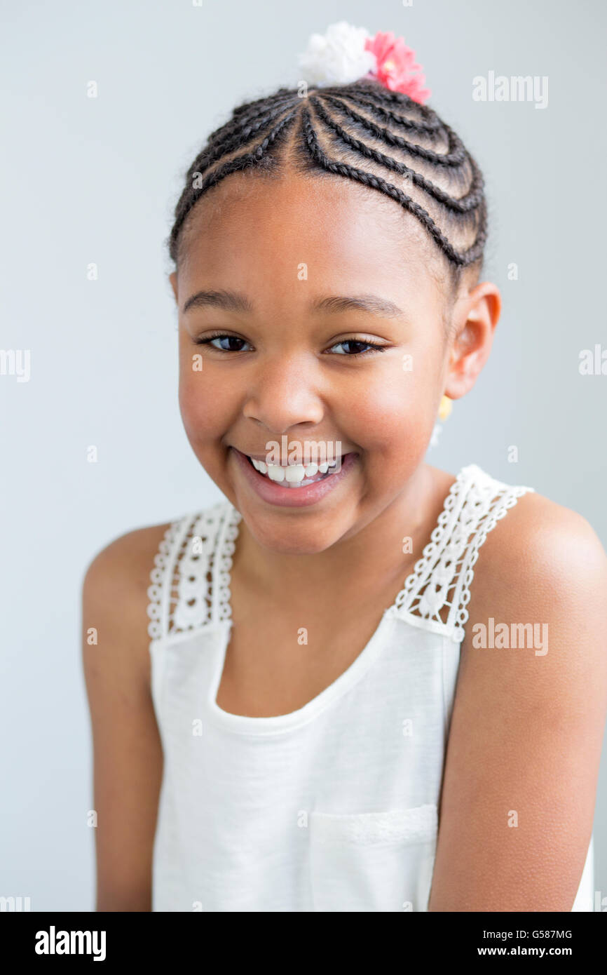 Portrait d'une jolie jeune fille de race mixte, sur un fond blanc. Banque D'Images