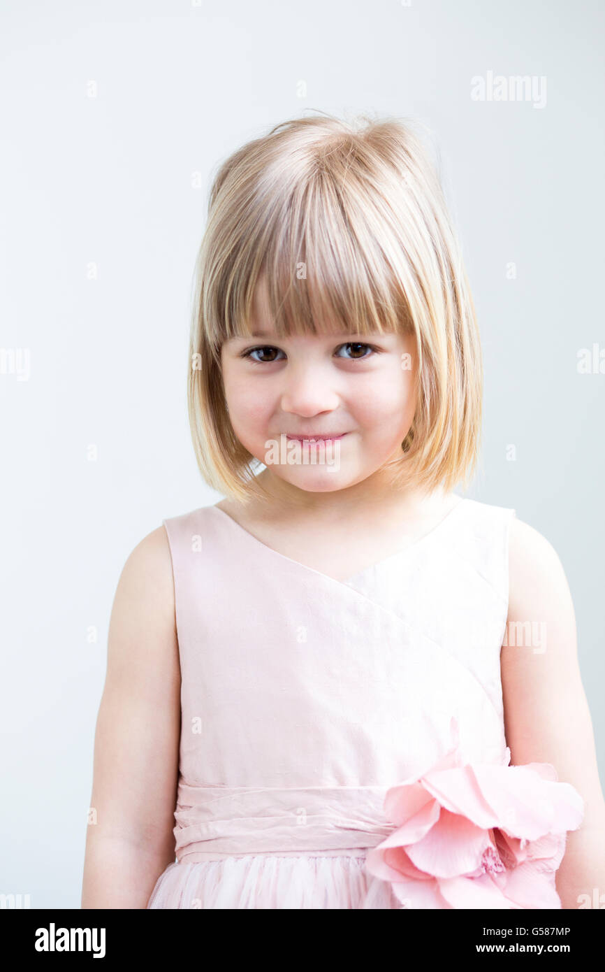 Portrait d'une jeune fille sur un fond blanc Banque D'Images