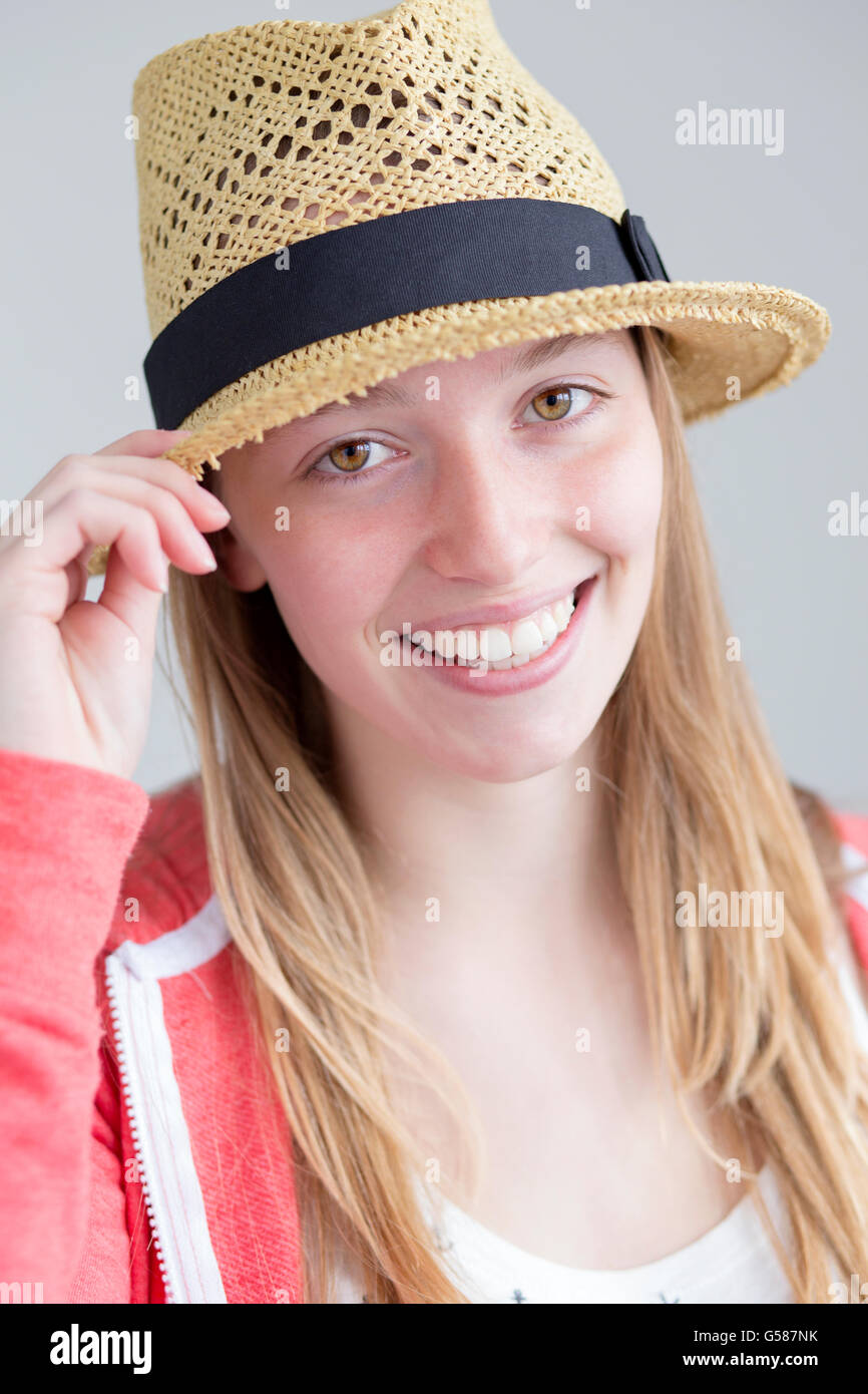 Teenage girl posing pour l'appareil photo avec un chapeau d'été Banque D'Images