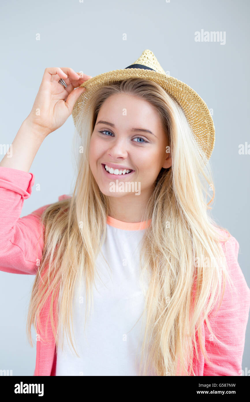 Teenage girl posing pour l'appareil photo avec un chapeau d'été Banque D'Images