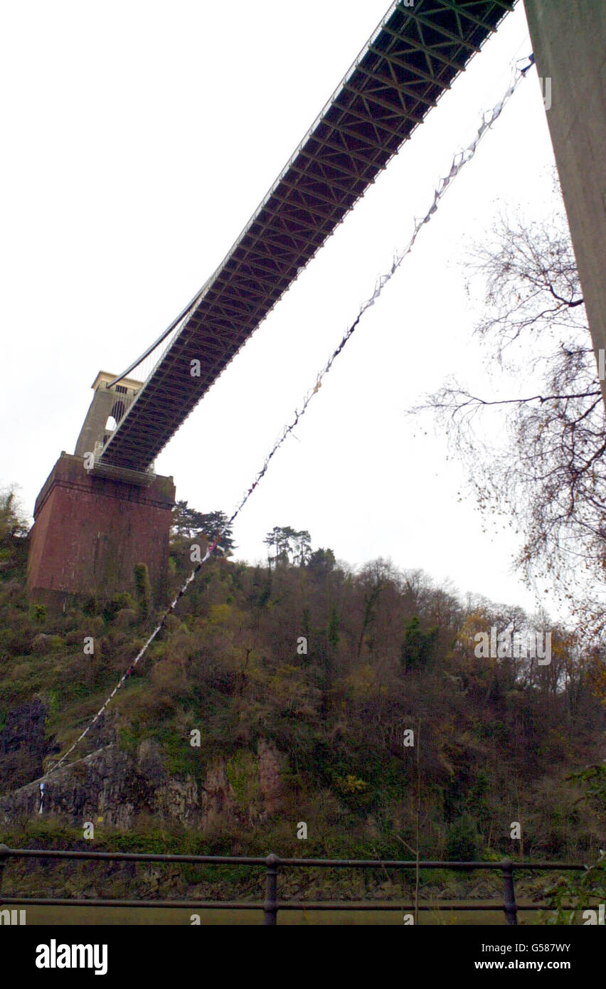 Le 'pont BRA' terminé le long du pont suspendu Clifton à Bristol, à 245 pieds au-dessus de la rivière Avon. Des centaines de femmes ont apporté leur soutien à la recherche sur le cancer en faisant don de leurs soutiens-gorge dans le cadre de l'appel de bras over Bristol dirigé par la station de radio locale GWR. Banque D'Images