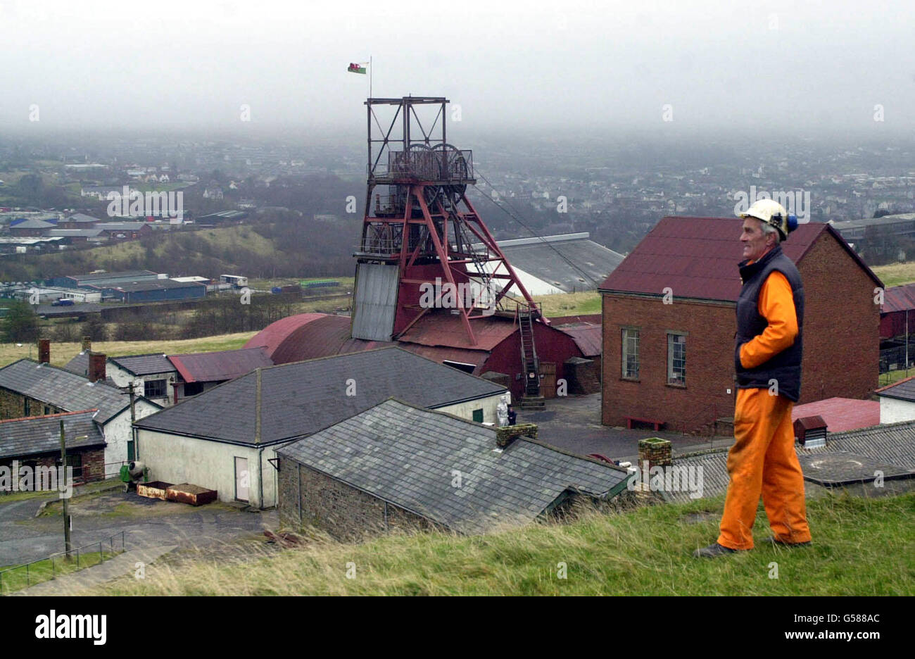 Graham Gratton, 60 ans, ingénieur en électricité du site devant Big Pit Blaenavon, Blaenavon, près de Newport, au sud du pays de Galles. La ville célébrait après avoir entendu qu'elle a gagné le statut convoité de patrimoine mondial. * Blaenavon se trouve maintenant à côté du Taj Mahal et de la Grande barrière de corail comme un site d'importance mondiale. Les résidents se sont réunis à l'institut des travailleurs de la ville à 8:00 pour entendre les nouvelles par le biais d'un lien vidéo en direct avec leurs délégués à la convention du patrimoine mondial, qui se tient à Cairns, en Australie. Photo: Cadw: Monuments historiques gallois. Droit d'auteur de la Couronne. Banque D'Images