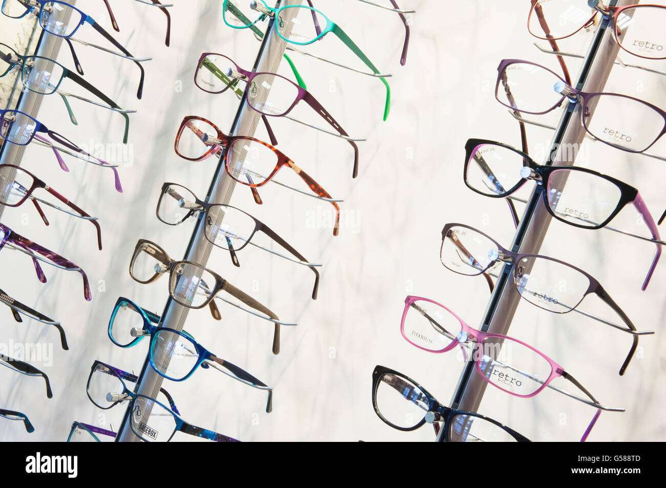 Affichage des lunettes dans un moderne opticiens. Banque D'Images