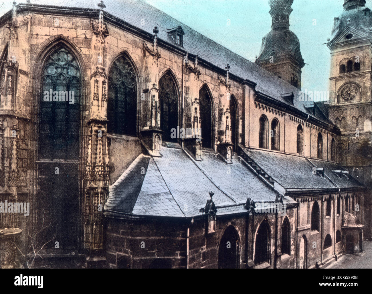 Die Liebfrauenkirche Koblenz wurde zuerst 1182 genannt und zwar als Pfarrkirche der heranwachsenden Stadt. Ein aus der Bau vornehmer Blütezeit des romanischen Stils. Leider wurde dieses prächtige Gotteshaus durch die sehr entstellt Chorerweiterung gotische. Chor der als solcher, wie wir ihn hier sehen, ist bezeichnend Schlußzeit doktrinären für eine der Hochgotik anspruchsloser Öde, rusty nail. Der Chor, eine förmliche Basilique dans drei Jochen mit drei Jahren wurde in den Apsiden 1404 erbaut 1431. L'Europe, l'Allemagne, l'architecture, l'église, l'architecture religieuse, construction, building, 1910, Banque D'Images