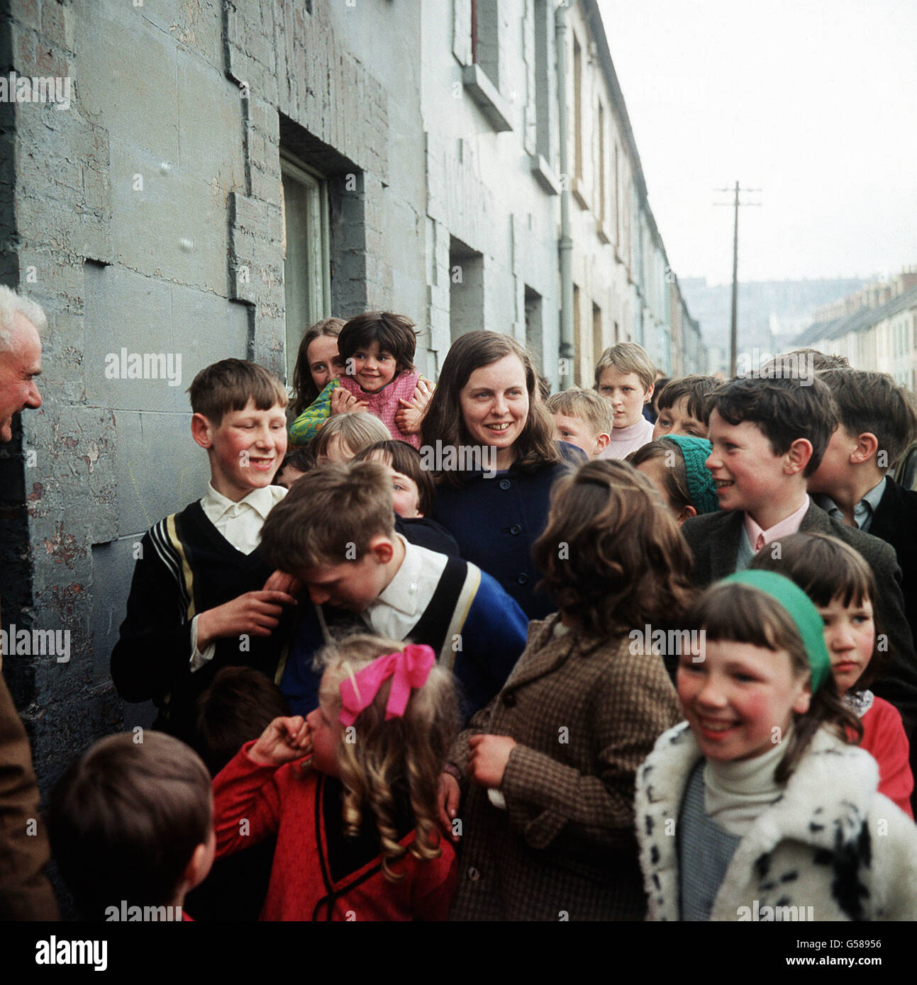 BERNADETTE DEVLIN 1969 : députée de Mid-Ulster, Bernadette Devlin, 22 ans, entourée d'écoliers de Londonderry. Banque D'Images