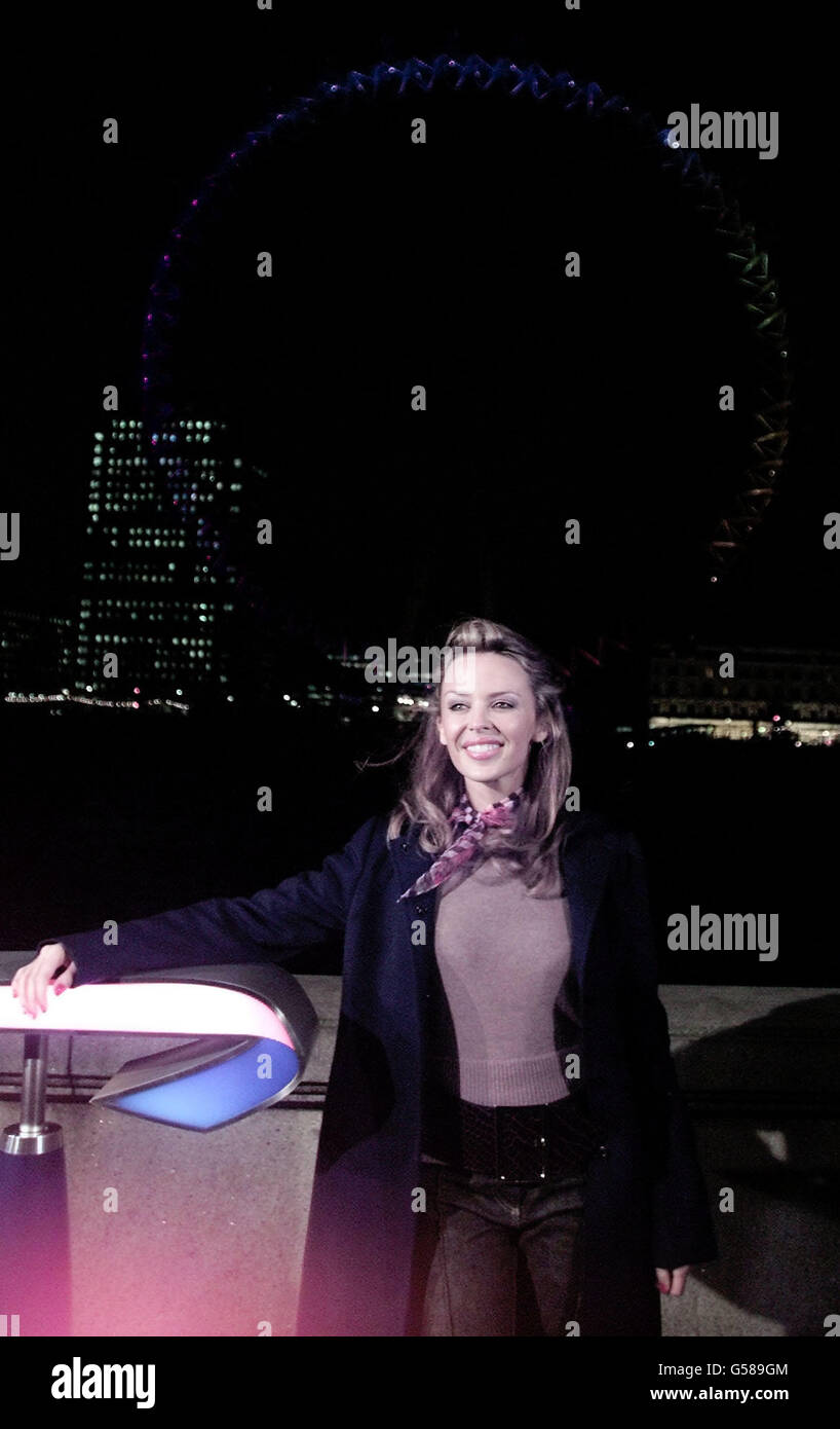 La chanteuse australienne Kylie Minogue allume les lumières de noël sur le London Eye de British Airways. L'étoile pop a compté à cinq avant d'activer l'extravagance pyrotechnique de la rive nord de la Tamise, directement en face de l'oeil. *la roue du millénaire a ensuite été éclairée dans un éventail de couleurs comme rouge blanc et bleu feux d'artifice ont été mis à partir de barges sur la rivière. Chacune des 32 capsules de visualisation de la structure de 450 pieds de haut s'est illuminée en séquence avant qu'une dernière rafale de feux d'artifice blancs n'allume toute la zone. Banque D'Images