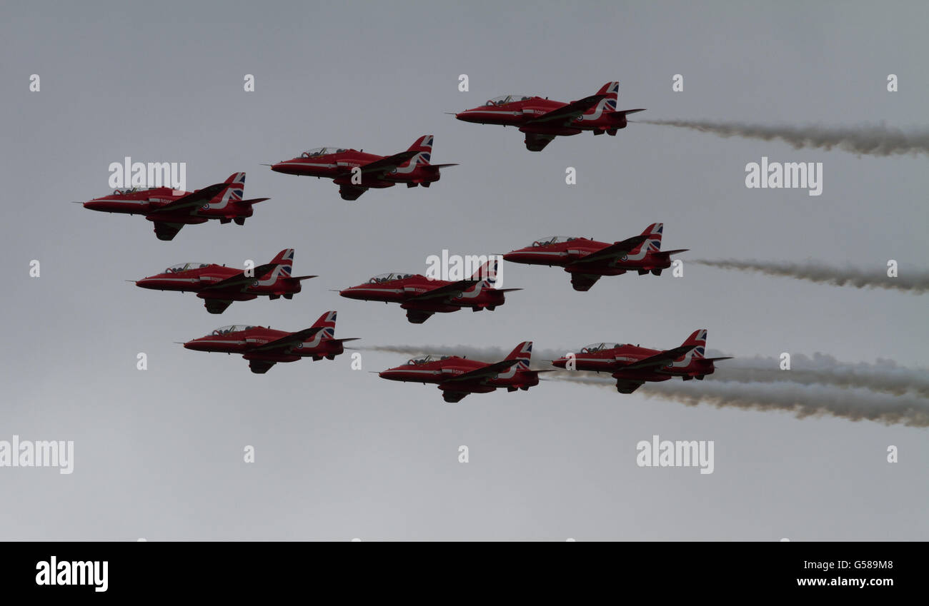 L'équipe de démonstration de voltige aérienne de la RAF, les flèches rouges sur classic Diamond neuf formation. Banque D'Images