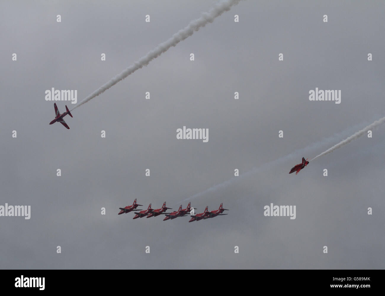 L'équipe de démonstration de voltige aérienne de la RAF, les flèches rouges paire Syncro rejoindre. Banque D'Images