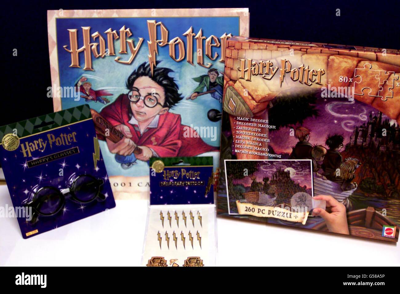 Harry Potter jouets, par Mattel, frapper les magasins le 27/12/00, y  compris un jeu de trivia Harry Potter, un jeu de carte mystère à Hogwarts  et deux puzzles, qui coûtera entre 10