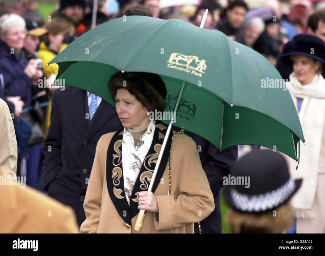 La princesse royale marchant dans la foule avec un parapluie, après qu'elle  et le reste de la famille royale ont assisté à un service d'église du  dimanche, l'église Sainte-Marie-Madeleine à Sandringham, Norfolk