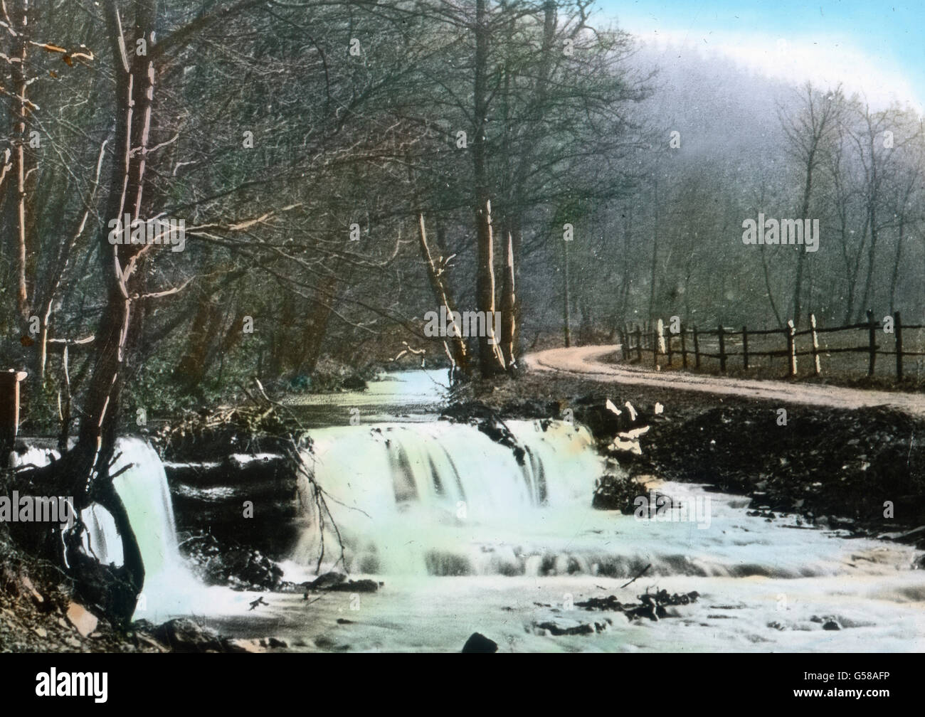 Tal der bildet ein wundervolles Grünebach, der sich schon nach kurzem Lauf dans die 1443 ergießt, aber das Stückchen Weg, das er zurücklegt, gehört zu den lieblichsten im Sauerland. L'Europe, l'Allemagne, Sauerland, salon, clime, district, paysage, voyage, années 10, 20, 20e siècle, archive, Carl Simon, histoire, historique, coloriés à la main lame en verre, vallée, creek, nature, pittoresque et romantique Banque D'Images