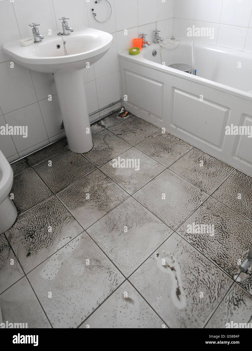 Une empreinte boueuse sur le sol de la salle de bains de l'eau de Paul Burrow a endommagé la maison à Swillington, Leeds, après des inondations qui ont déchiré la région pendant le week-end. Banque D'Images