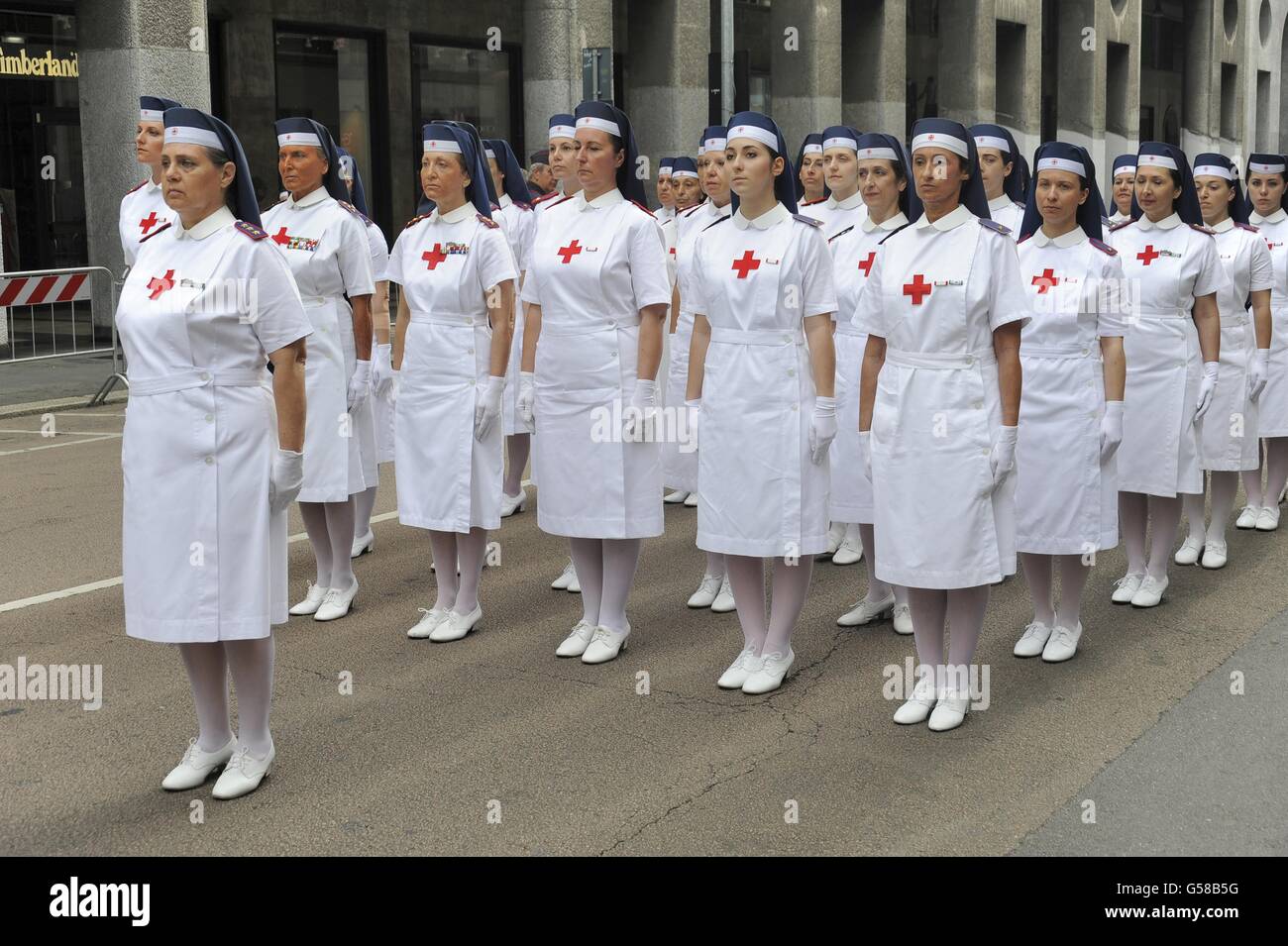 L'Association nationale des carabiniers pour célébrer 202 ans de fondation, les bénévoles de la Croix Rouge italienne Banque D'Images