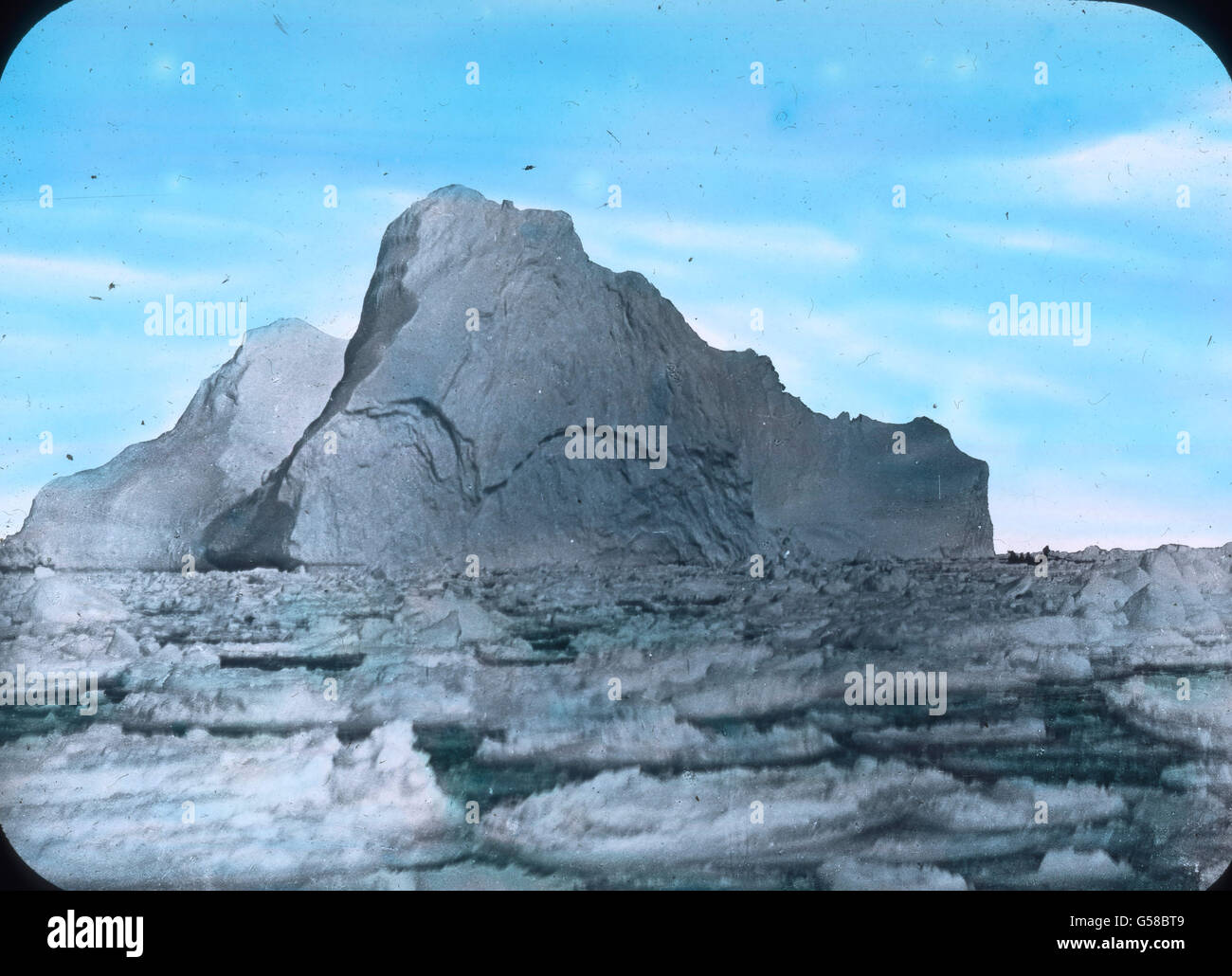 Eisberg voraus ! Im Nordatlantik droht die der RMS Titanic Kollision mit dem Eisberg. Le voyage inaugural du Titanic Titanic 1912 - catastrophe - Iceberg - Atlantique Nord, Carl Simon, lame de verre colorée à la main - histoire, historique Banque D'Images