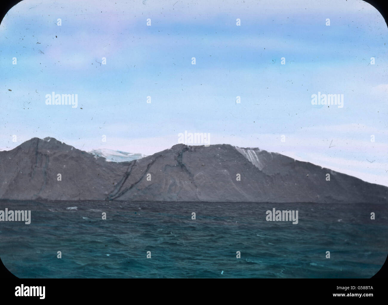 Eisberg voraus ! Im Nordatlantik droht die der RMS Titanic Kollision mit dem Eisberg. Le voyage inaugural du Titanic Titanic 1912, catastrophe, Iceberg, de l'Atlantique Nord, de l'histoire, historique, Carl Simon, lame de verre colorée à la main Banque D'Images