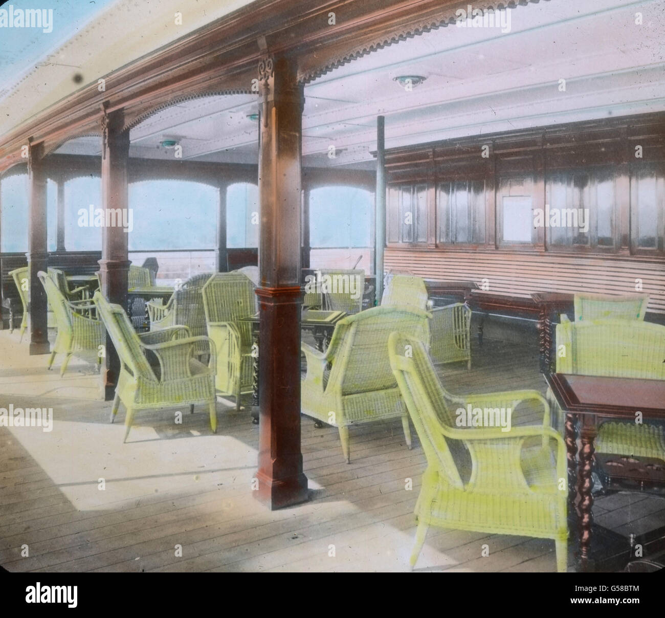 Gemütlich, Sitzgelegenheit edle auf dem Oberdeck der RMS Titanic. Le voyage inaugural du Titanic Titanic 1912 - catastrophe - Pont supérieur avec des chaises loom - histoire, historique, Carl Simon, lame de verre colorée à la main Banque D'Images