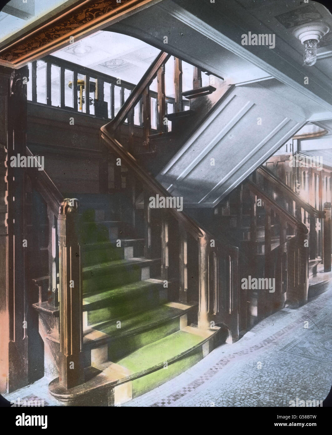 Treppenaufgänge als Verbindung zwischen den Decks an Bord der RMS Titanic. Le premier voyage du Titanic 1912 - escaliers entre les ponts - Carl Simon, toboggan en verre de couleur main - histoire, historique Banque D'Images