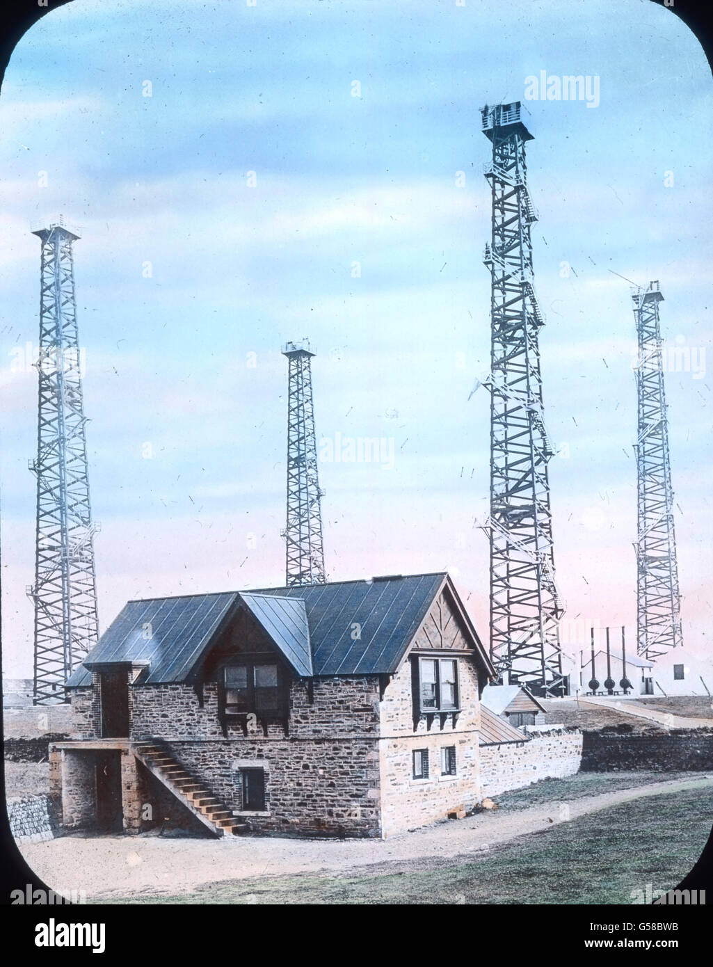Und Funkmasten Funkwellen Funkstation, mit der Nachrichten und empfangen und gesendet., darunter auch der Notruf der RMS Titanic am 15. Avril 1912. Le voyage inaugural du Titanic Titanic 1912 - catastrophe - réceptions Radio a reçu un appel de détresse SOS du naufrage Titanic , histoire, historique, Carl Simon, lame de verre colorée à la main Banque D'Images