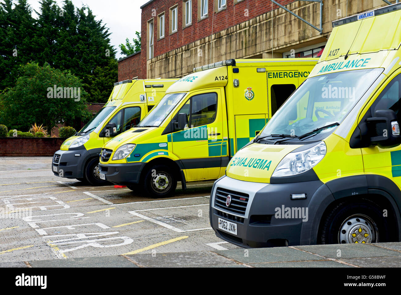 Les ambulances garées devant la caserne, England UK Banque D'Images