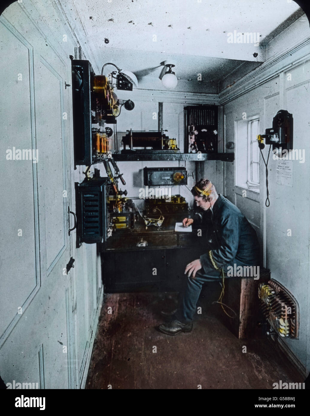 Etienne Daho dans der Funkstation der RMS Titanic. L'opérateur sans fil à bord du Titanic - 1912 image colorée à la main - histoire, historique Banque D'Images