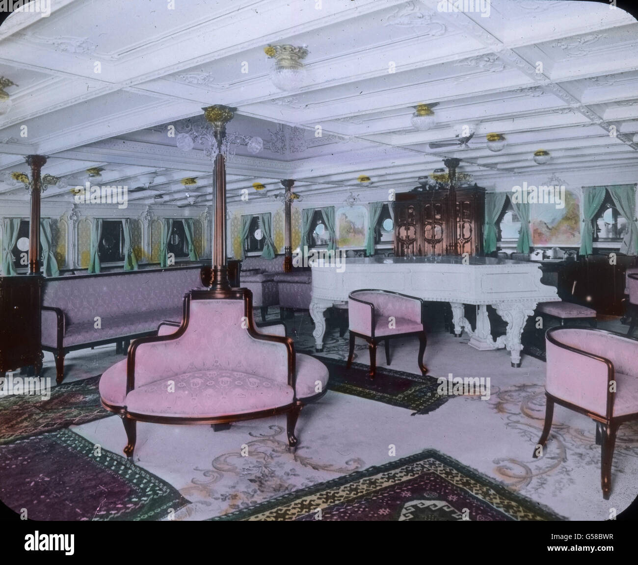 Aufenthaltssalon an bord der RMS Titanic. Le premier voyage du Titanic 1912 - salon de luxe à bord du Titanic - Carl Simon, toboggan en verre de couleur main - histoire, historique Banque D'Images