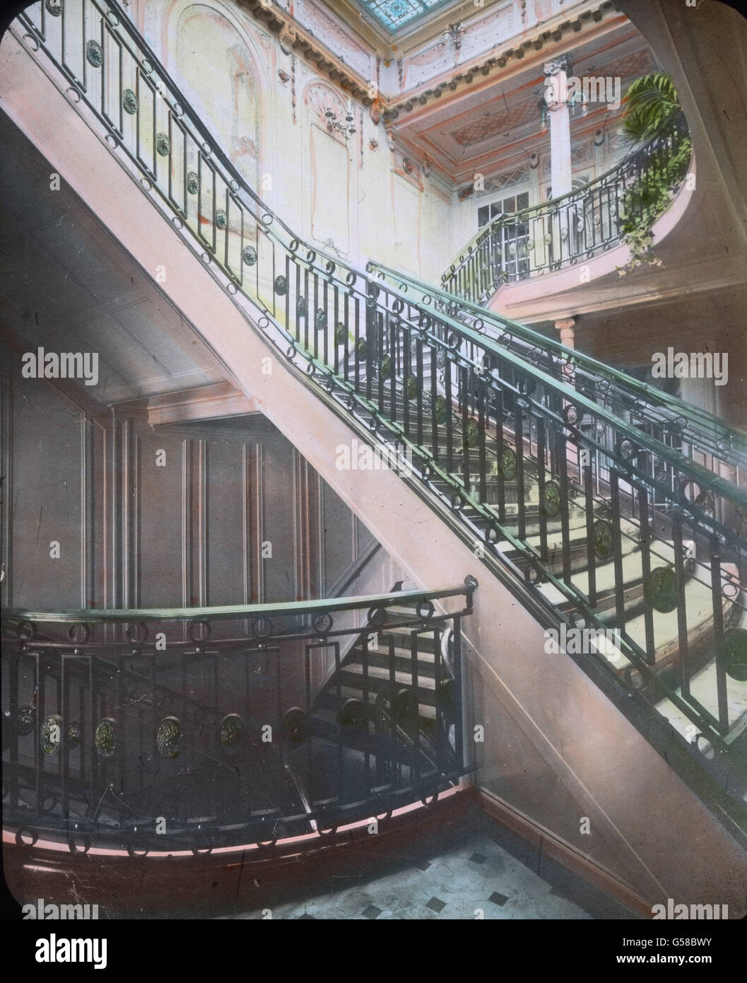 Treppenaufgänge Luxuriöse als Verbindung zwischen den Decks An Bord der RMS Titanic. Le voyage inaugural du Titanic Titanic - 1912 - catastrophe à bord du Titanic - escalier de luxe - Carl Simon, lame de verre colorée à la main - histoire, historique Banque D'Images