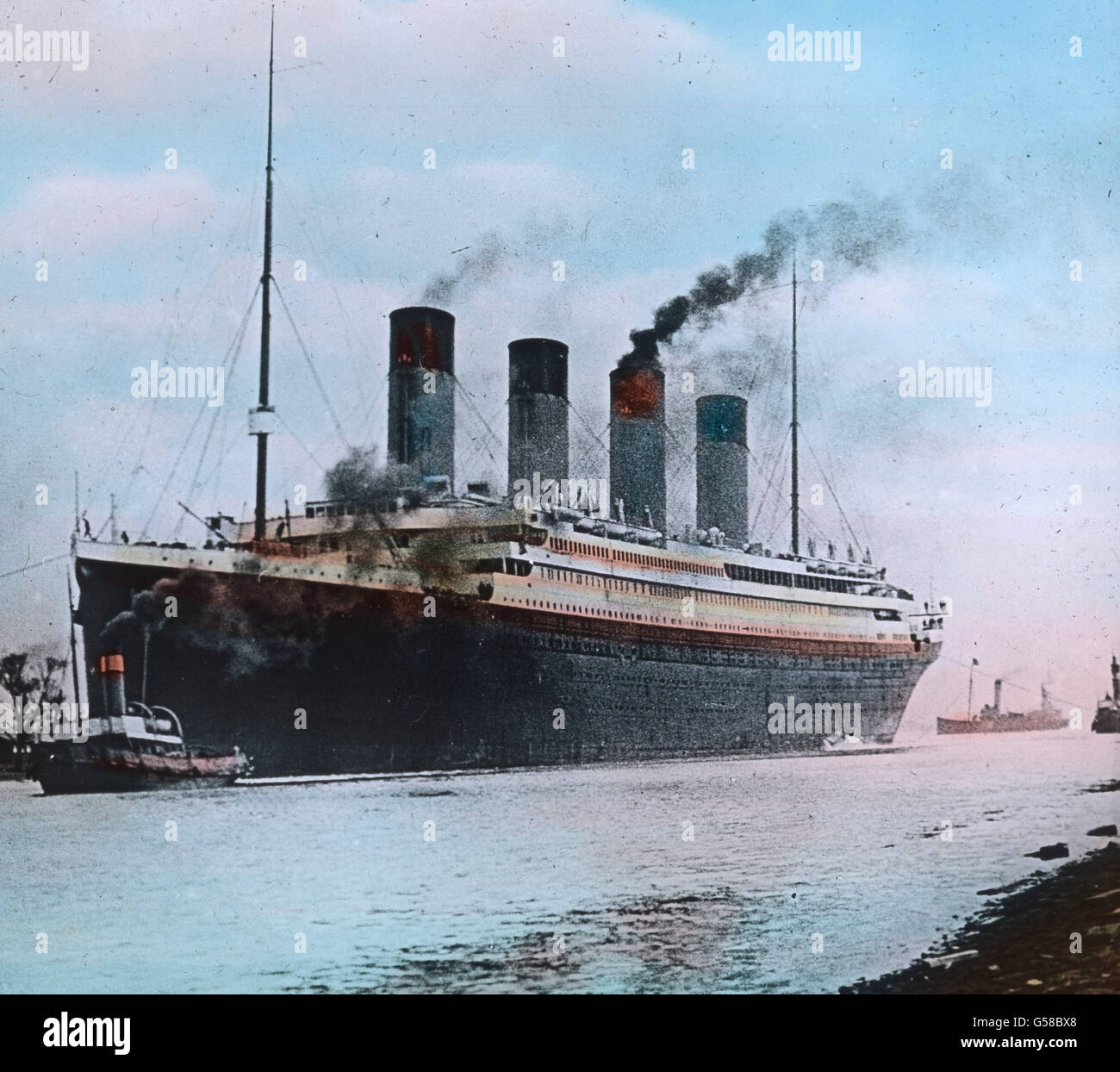 Die RMS Titanic wird am 10. Avril 1912 von Schleppern aus dem Hafen Southampton gezogen, UM ihre Jungfernfahrt nach New York zu starten. Le voyage inaugural du Titanic 1912 - Titanic à Southhampton - Carl Simon, toboggan en verre de couleur main - histoire, historique Banque D'Images