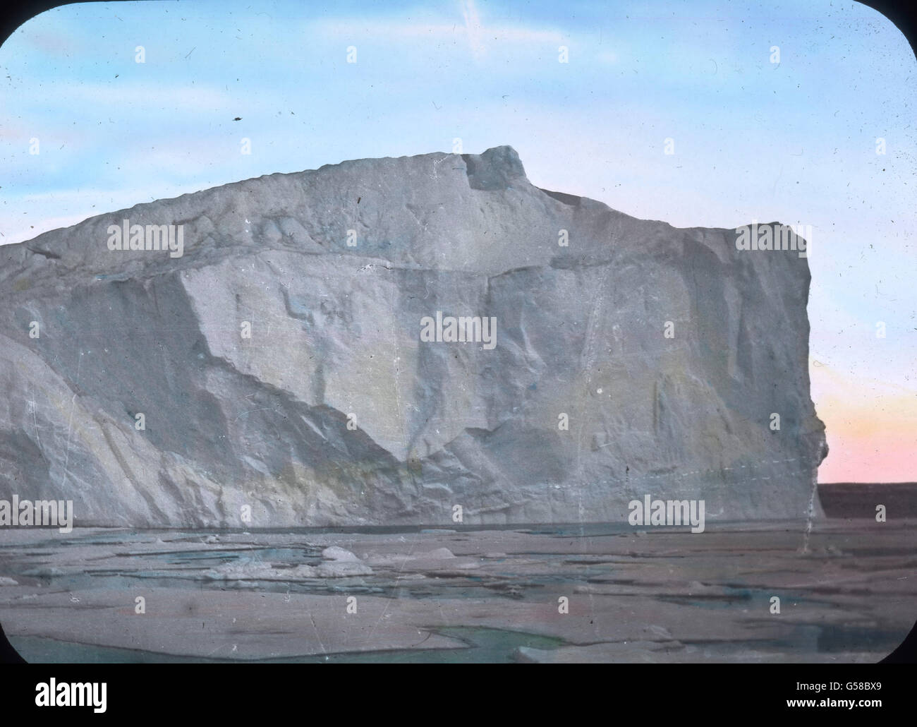 Eisberg voraus ! Im Nordatlantik droht die der RMS Titanic Kollision mit dem Eisberg. Le voyage inaugural du Titanic Titanic 1912, catastrophe, Iceberg, de l'Atlantique Nord, de l'histoire, historique, Carl Simon, lame de verre colorée à la main Banque D'Images