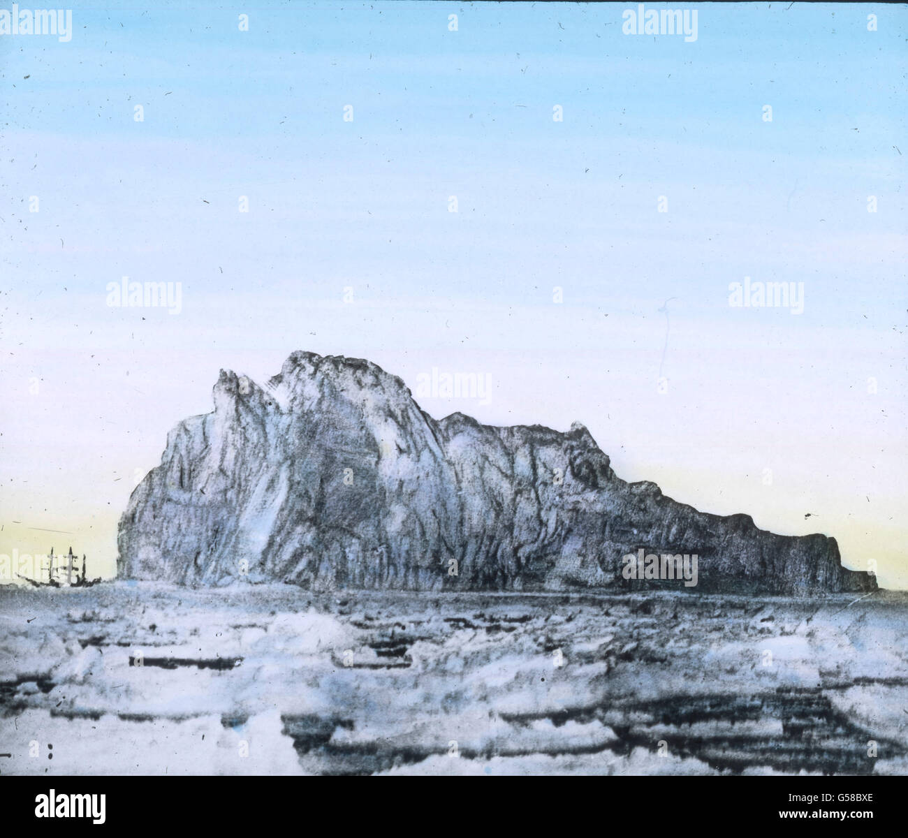 Schematische Darstellung : ein Schiff im Vergleich zu einem Eisberg. Le destin d'für die RMS Titanic. Le voyage inaugural du Titanic Titanic 1912 - catastrophe - Iceberg - illustration - Carl Simon, lame de verre colorée à la main - histoire, historique Banque D'Images