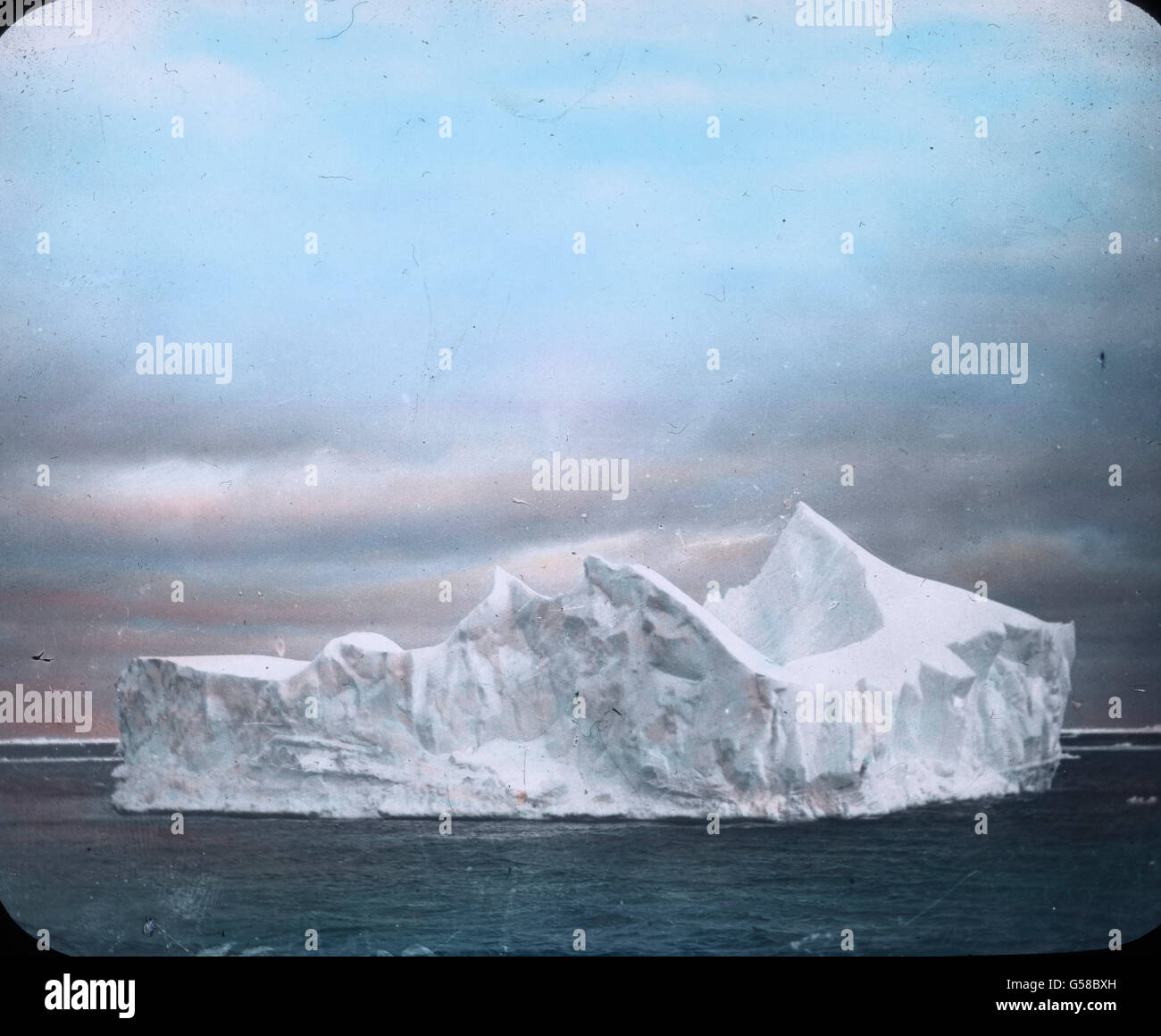 Eisberg voraus ! Im Nordatlantik droht die der RMS Titanic Kollision mit dem Eisberg. Le voyage inaugural du Titanic Titanic 1912, catastrophe, Iceberg, de l'Atlantique Nord, de l'histoire, historique, Carl Simon, lame de verre colorée à la main Banque D'Images