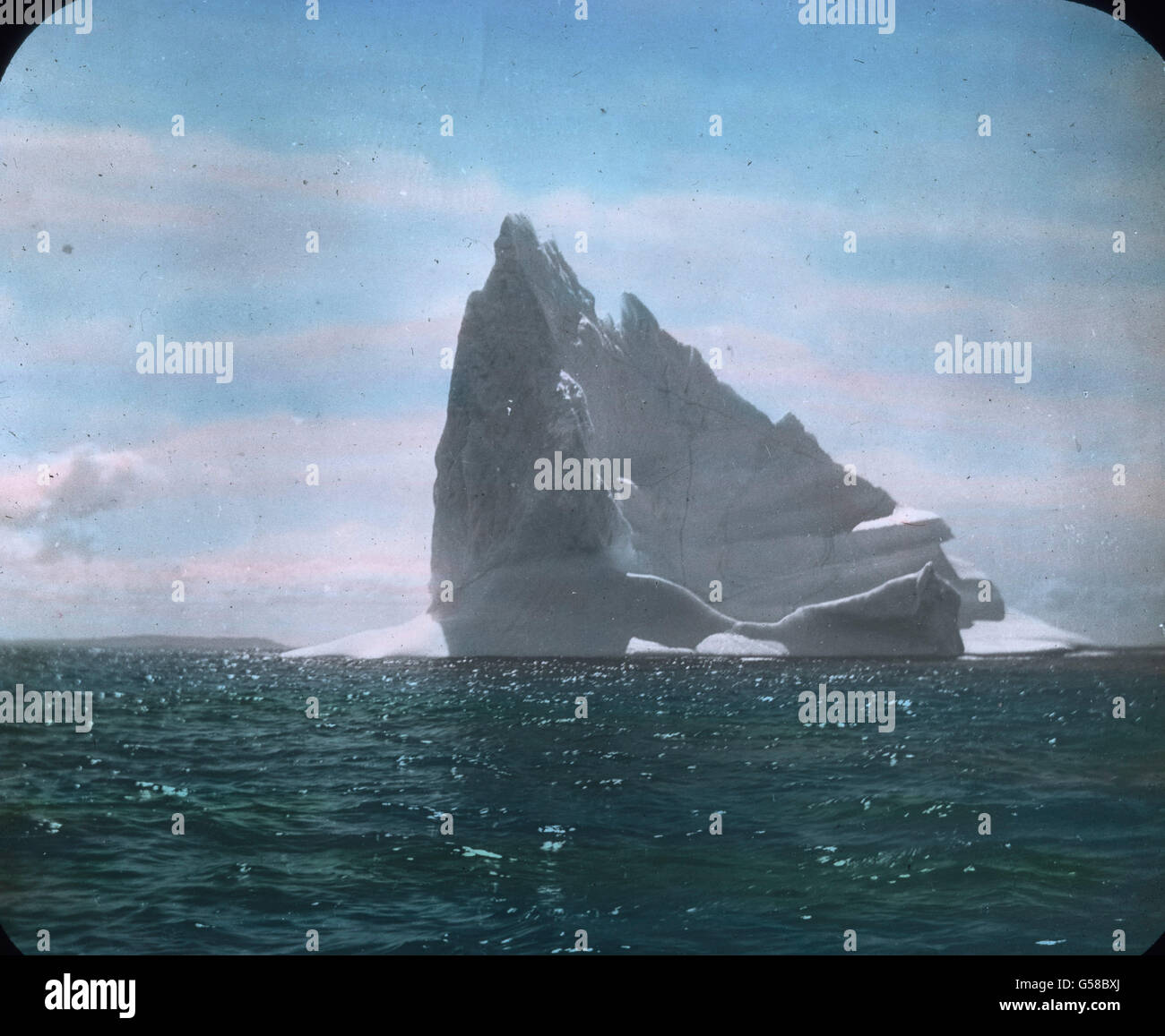 Eisberg voraus ! Im Nordatlantik droht der RMS Titanic die Kollision mit dem Eisberg. Le premier voyage du Titanic 1912, le désastre du Titanic - Iceberg, Atlantique Nord - Carl Simon, toboggan en verre de couleur main - histoire, historique Banque D'Images