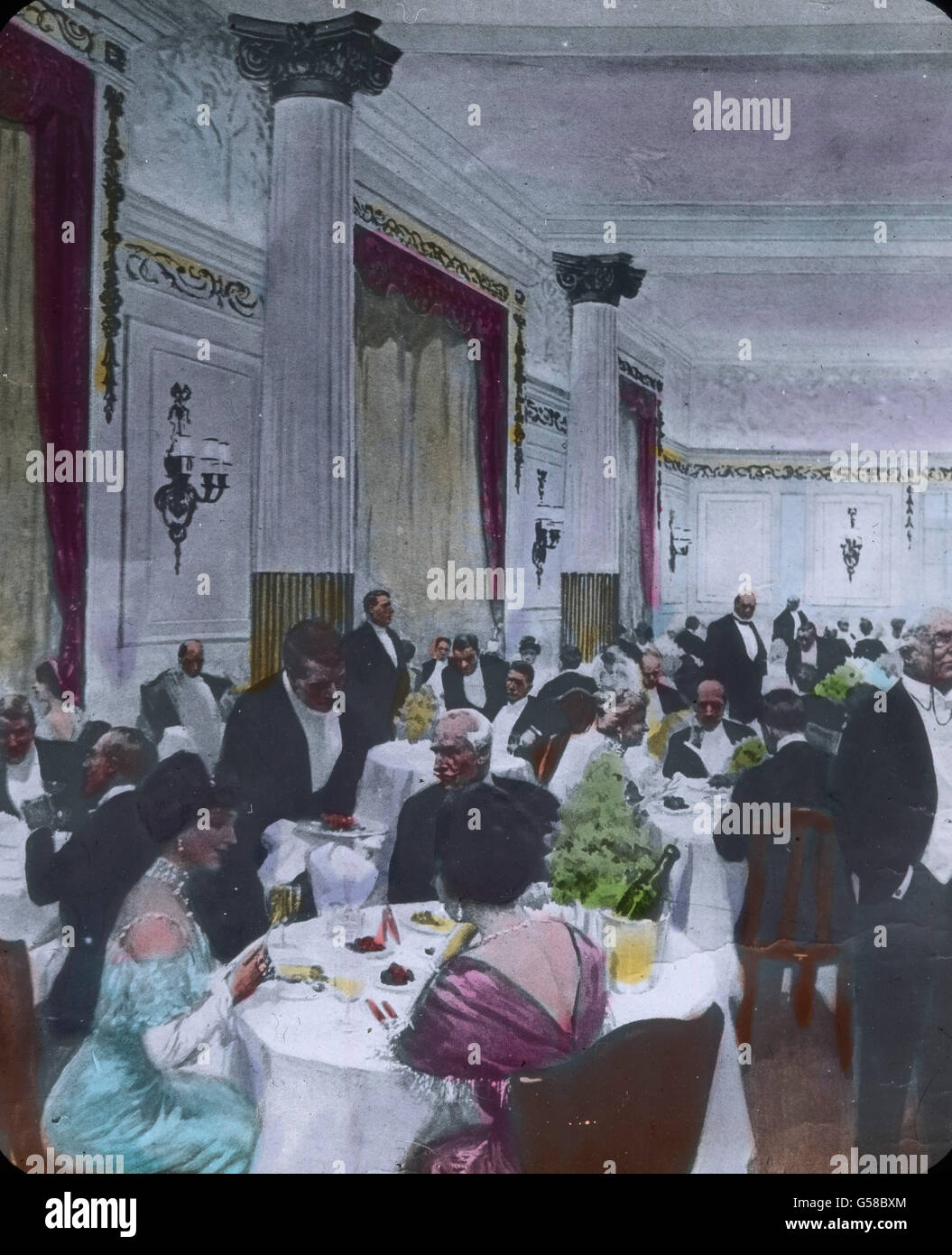 Im mondänen Speisesaal der RMS Titanic. Le premier voyage du Titanic 1912 - salle à manger - toboggan en verre de couleur main - illustration - histoire, historique, Carl Simon Banque D'Images