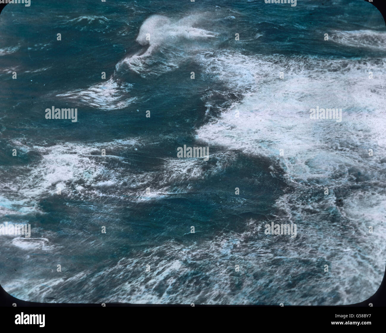 Unruhige Voir! Im Nordatlantik droht der RMS Titanic die Kollision mit dem Eisberg BEI einem Eisfeld. Le premier voyage du Titanic 1912, catastrophe du Titanic, Iceberg, champ de glace, Atlantique Nord, histoire, historique, Carl Simon, toboggan en verre coloré à la main Banque D'Images