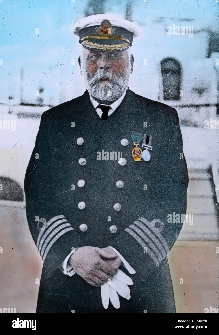 Edward John Smith (1850-1912) der Kapitän der RMS Titanic en uniforme auf seinem Schiff. Er war vorher auf der Kapitän Olympique RMS. Le voyage inaugural du Titanic Titanic 1912 - catastrophe - Le Capitaine Edward John Smith - Carl Simon, lame de verre colorée à la main - histoire, historique Banque D'Images