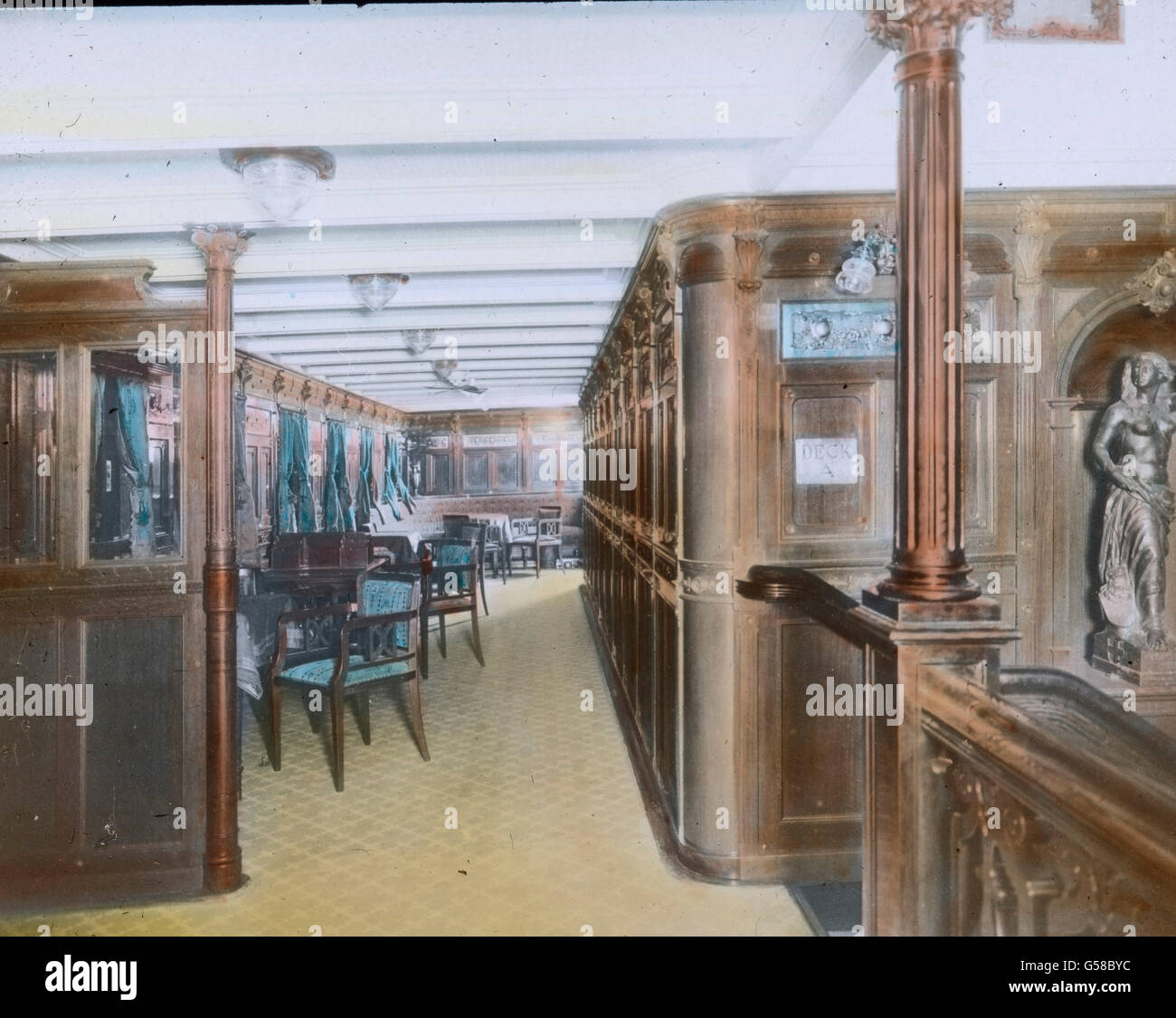 Aufgang zum Deck A der RMS Titanic, mit feinem Mobiliar. Le premier voyage du Titanic 1912 - à bord - terrasse A intérieur - Carl Simon, verre de couleur main - histoire, historique Banque D'Images
