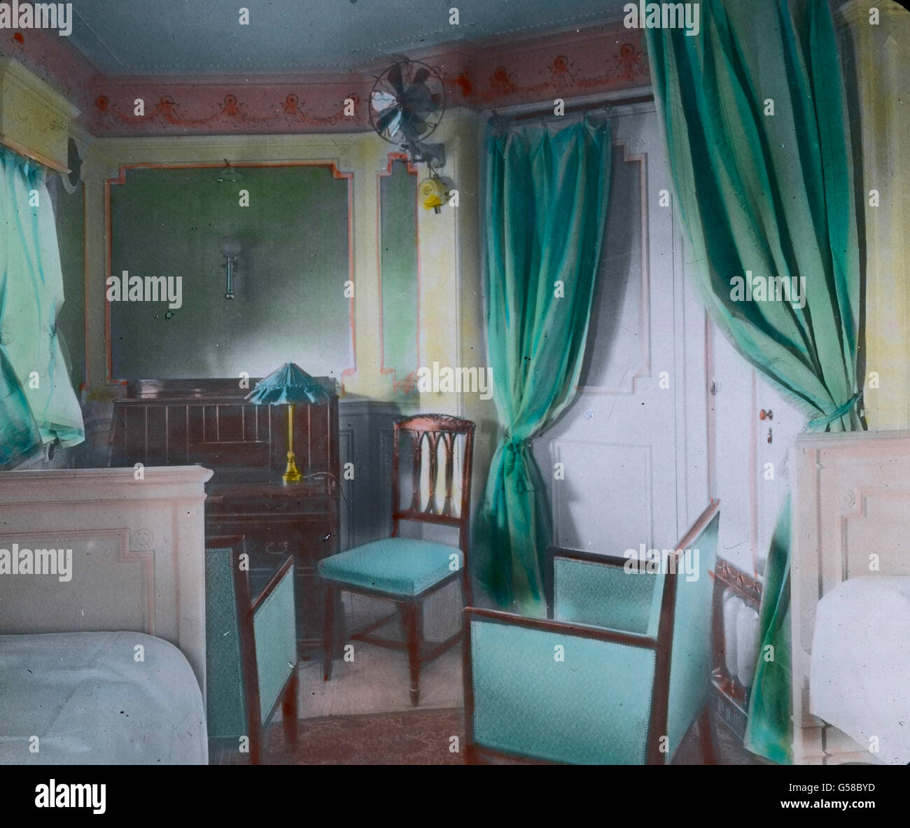 In einer der Kabinen der oberen Preisklasse eingerichtete Zimmer : luxuriös An Bord der RMS Titanic. Le voyage inaugural du Titanic 1912 - Luxury cabin du Titanic - Carl Simon, lame de verre colorée à la main, l'histoire, historique Banque D'Images