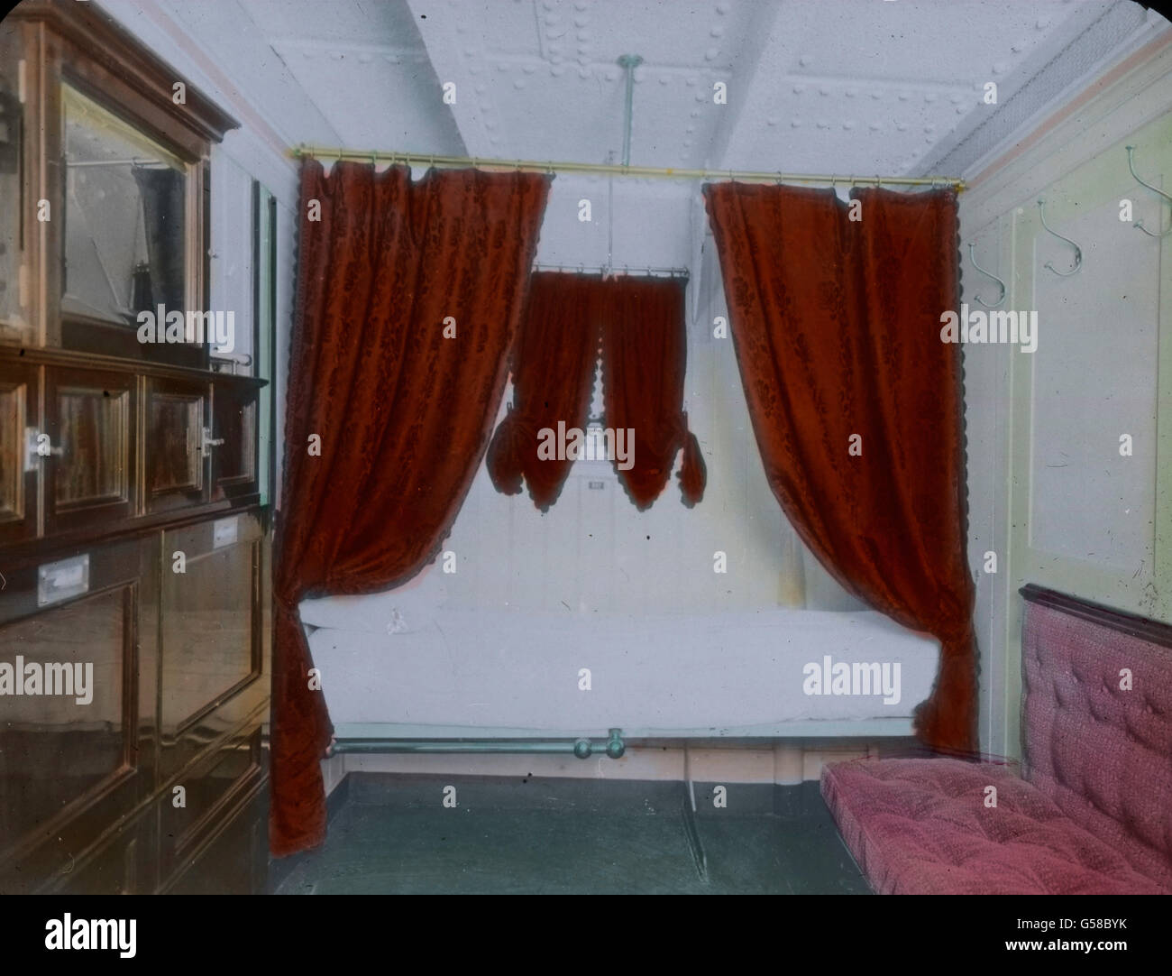 Edel eingerichtete Schlafkabine An Bord der RMS Titanic, mit und Schrankwand Bettvorhang. Le voyage inaugural du Titanic 1912 - cabine de couchage du Titanic - Carl Simon, lame de verre colorée à la main - histoire, historique Banque D'Images