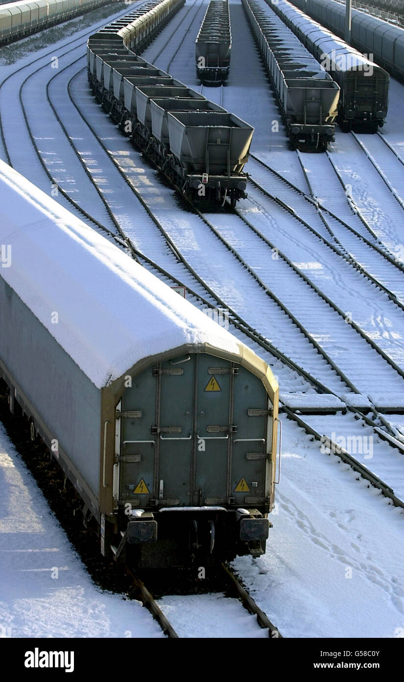 Un train couvert de neige à Birmingham. Le climat arctique a fait de nouveaux ravages sur les routes, les chemins de fer et les aéroports britanniques. Des averses de neige plus lourdes ont blanchi le nord-est et le sud-ouest de l'Angleterre et le nord de l'Écosse, tandis que le reste du pays a dû faire face à un gel important, ce qui a créé des conditions de conduite dangereuses. Banque D'Images